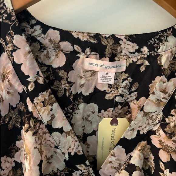 BAND OF GYPSIES BODYSUIT FLOR FLARED BELL SLEEVES WITH PLUNGING V-NECK TOP - Picture 2 of 3